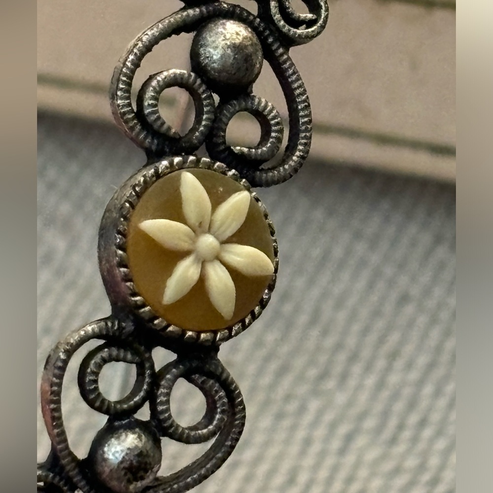 Dainty little vintage bracelet with daisy design!!